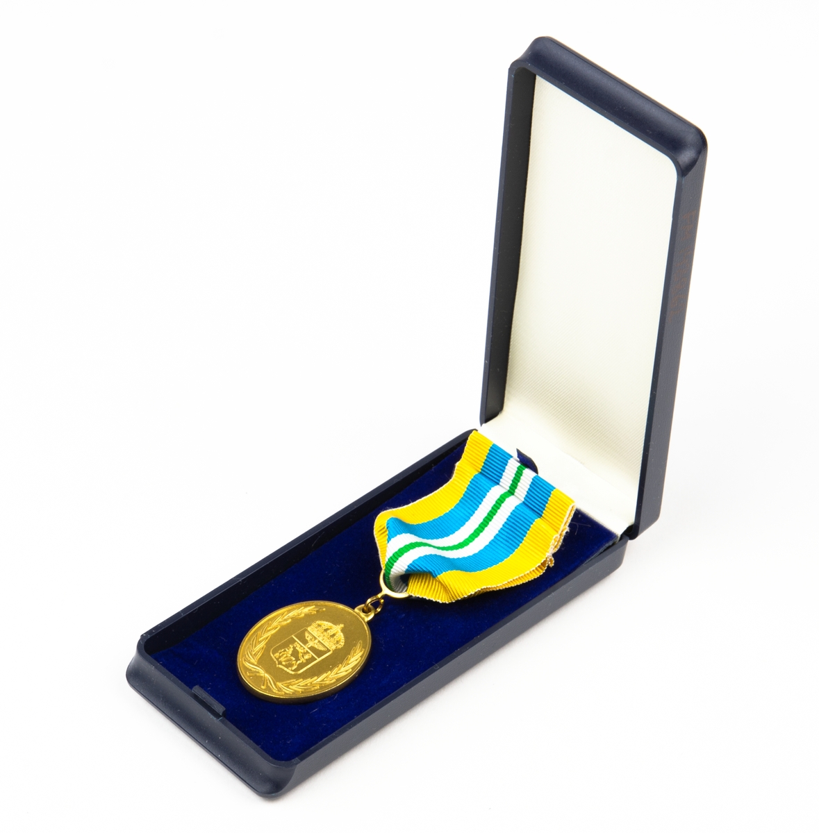 Jämtlands flygflottilj för förtjänst i guld. 1 st medalj och 1 st utmärkelsetecken.
Förvaras i originalask.