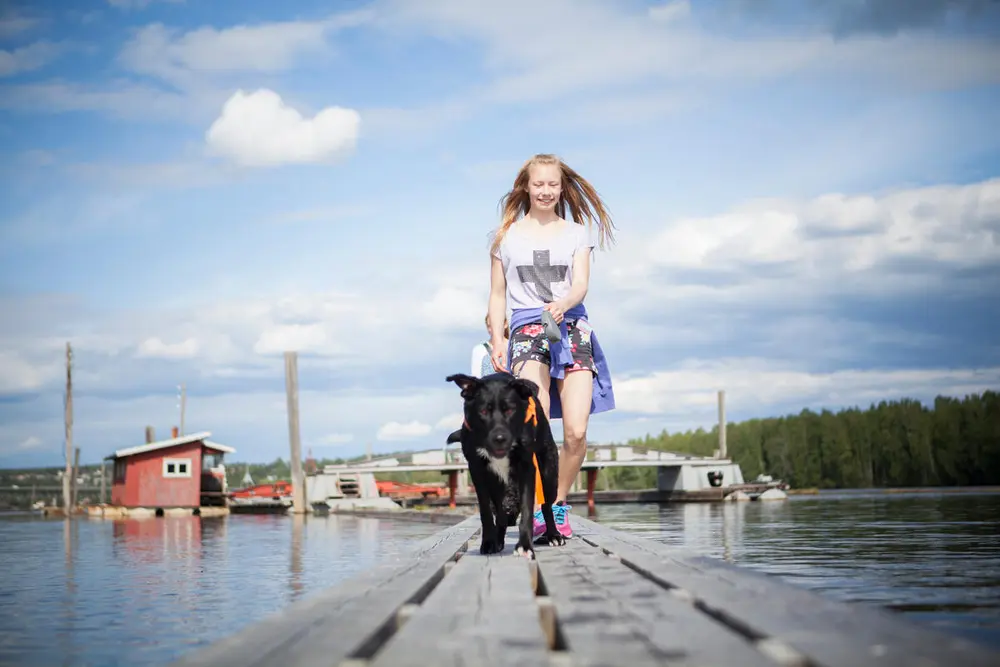 Jente og hund går på flåtergang på Fetsund lenser.