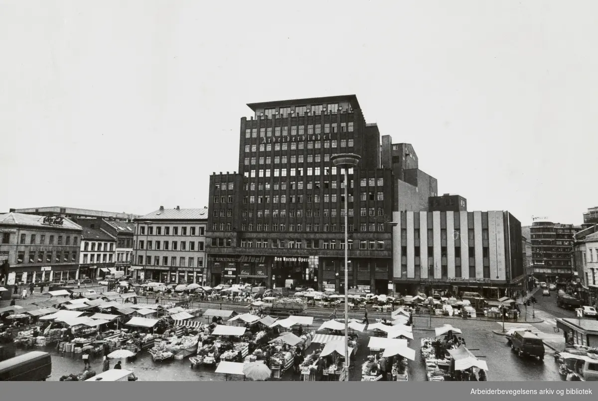 Youngstorget. Folketeaterbygningen. 1976