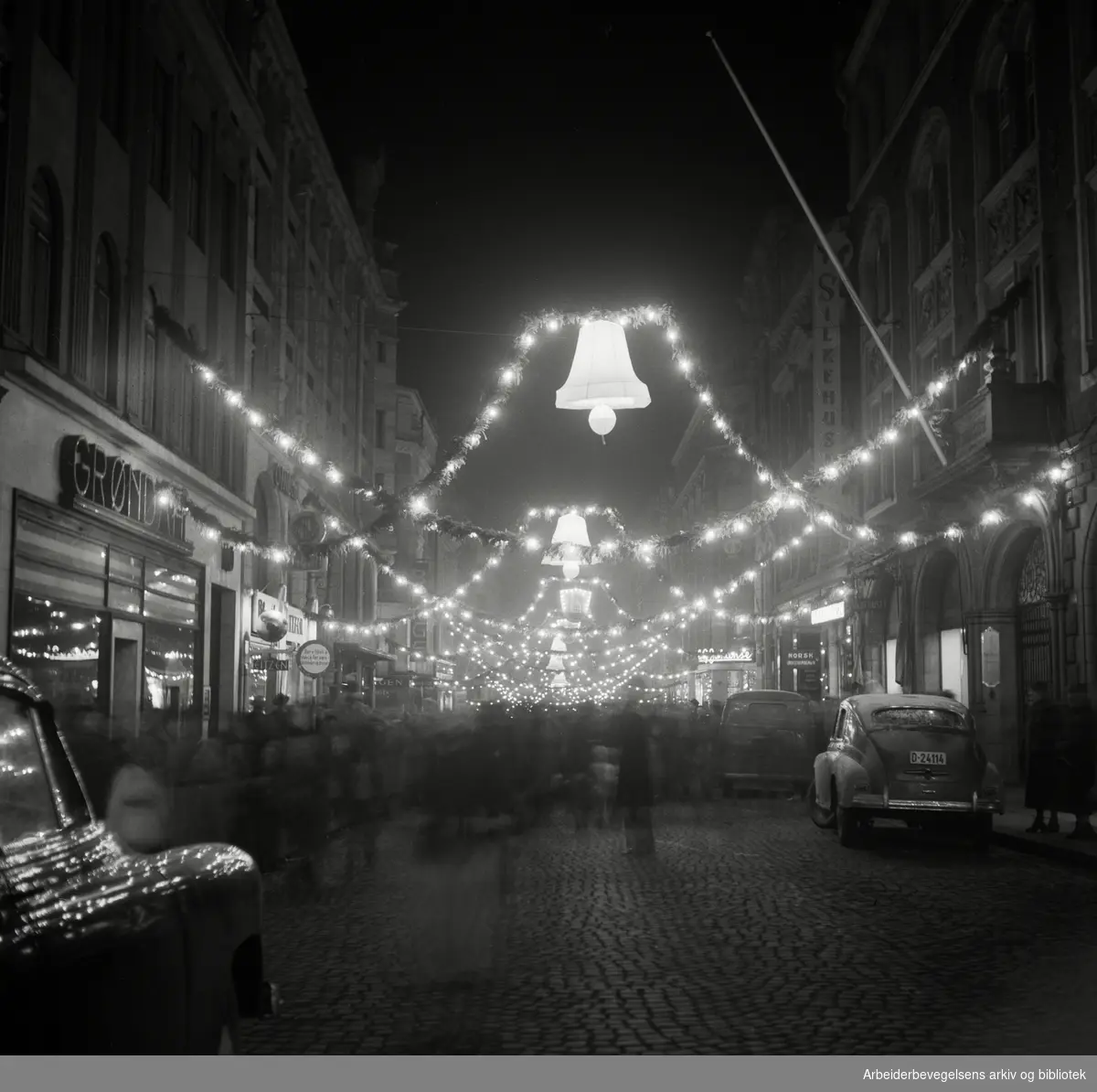 Øvre Slottsgate pyntet til jul. Desember 1955.