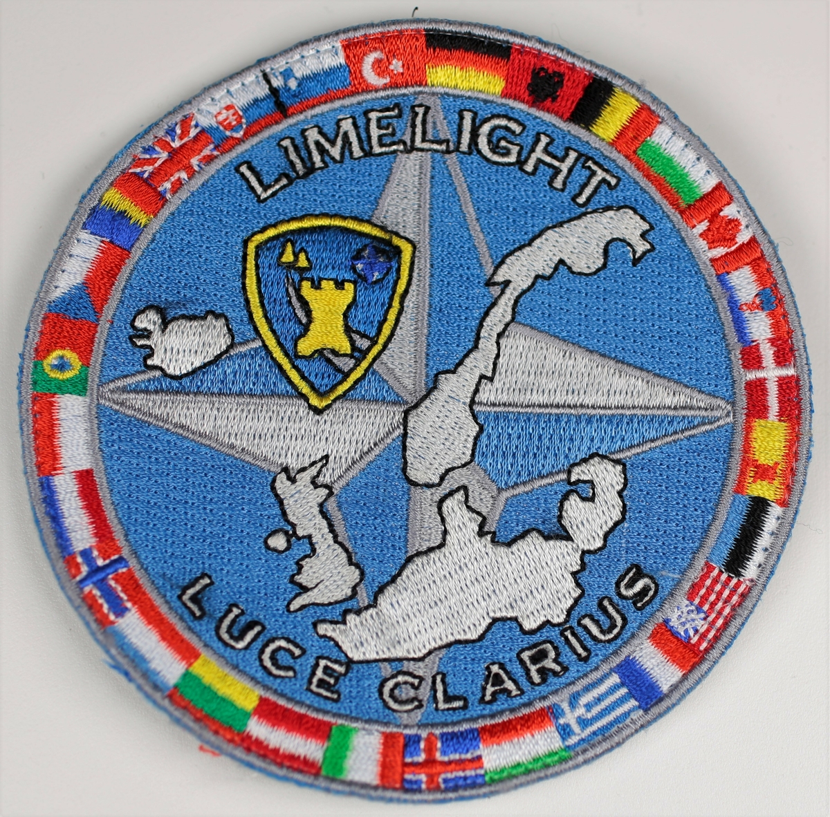 Kart med ansvarsområdet, NATO stjerna og UEDEMs logo. NATO nasjonenes flagg i ramme.