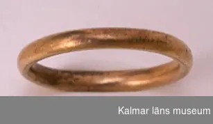 KLM 4053. Fingerring, av silverblandat guld. Mått: vikt 4 gr. Utan alla prydnader.
