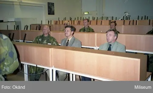 Genomgång om ammunition. I 12. Första raden från vänster Wilhelm Af Donner, chef I 12. Andra raden i mitten Bengt Axelsson, brigadchef, I 12.