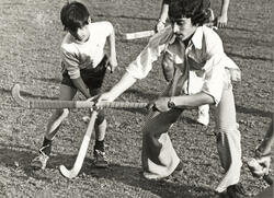 Pakistanere spiller landhockey på Tøyen, juni 1976.