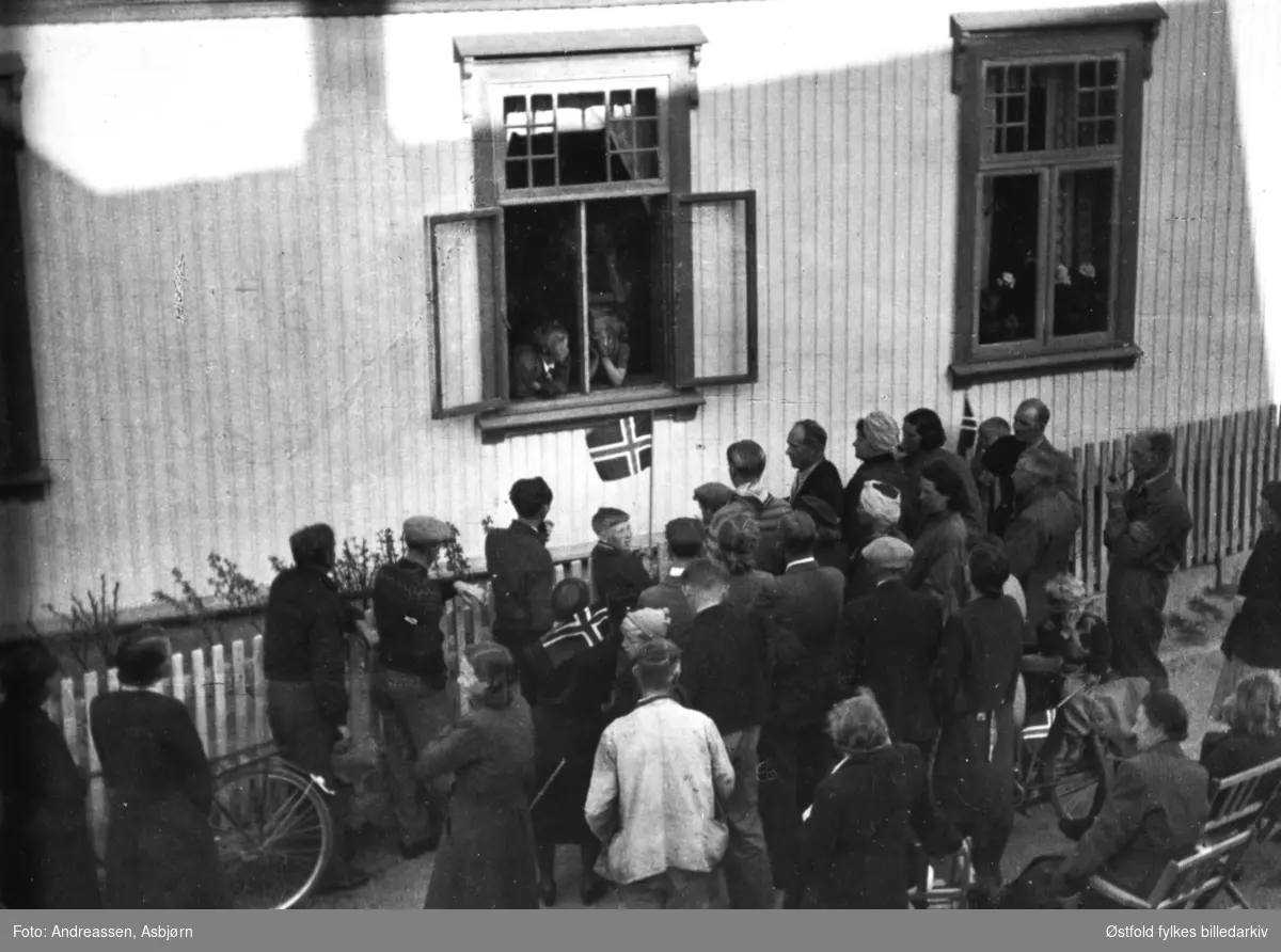 Feiring av frigjøringa etter andre verdenskrig i Øyenkilen i Onsøy 8. mai 1945. Radioen tas fram og Kong Haakon taler.