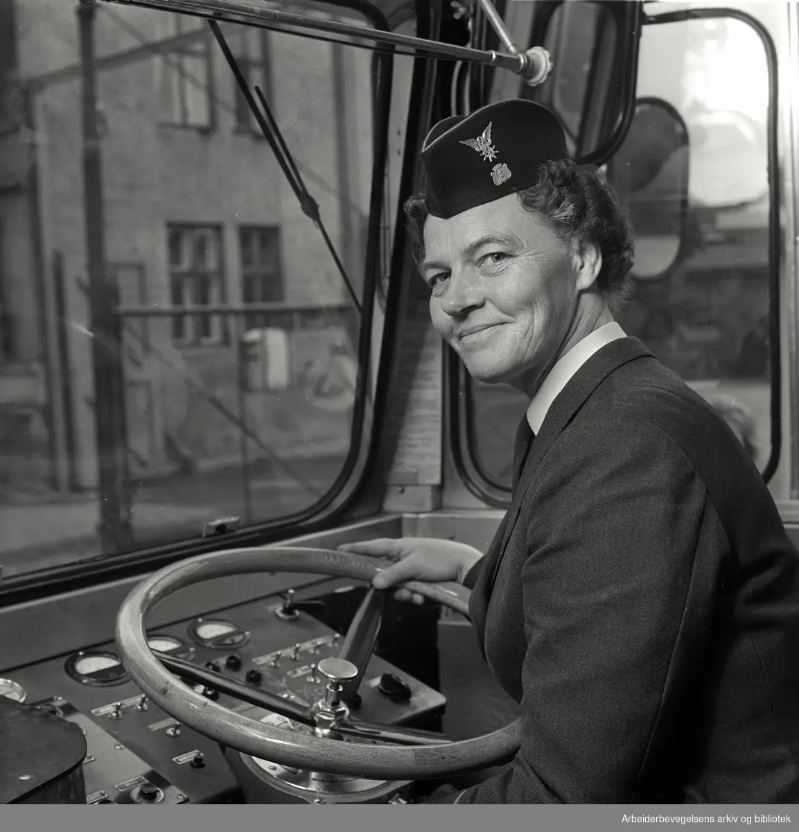 Norges første kvinnelige vognfører Nelly Haudemann i Oslo Sporveier.september 1964
