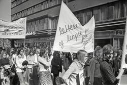 Faglig 1. mai front i Oslo 1974. Transparent: Lettere arbeid