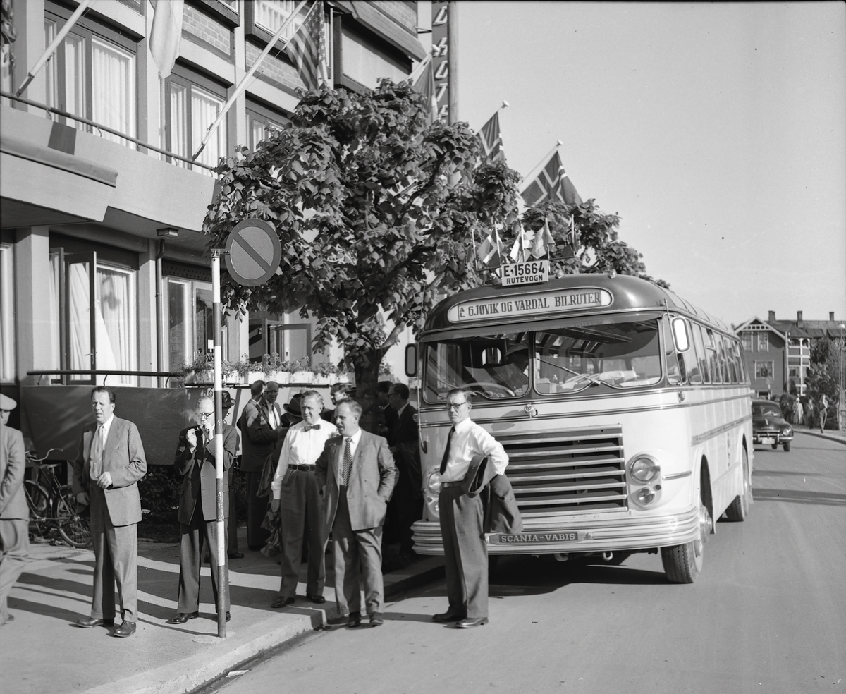 Buss-stopp utenfor Storgata 10 i 1956 og samme buss foran Strandhotellet