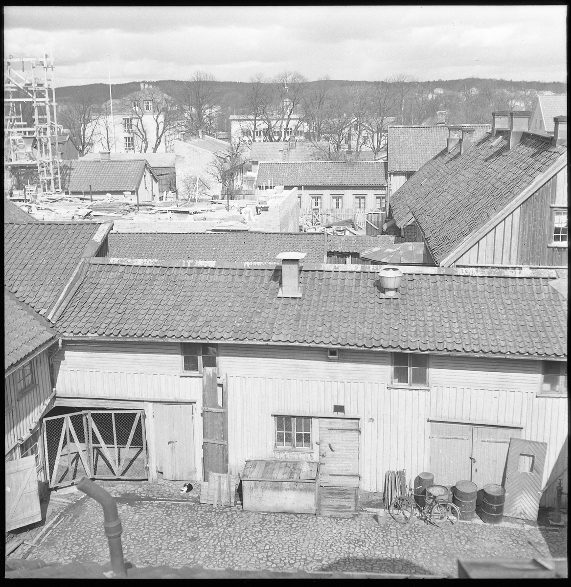 Tells gårdshus och vy bort mot Drottninggatan, kv Jägaren 16 april 1951