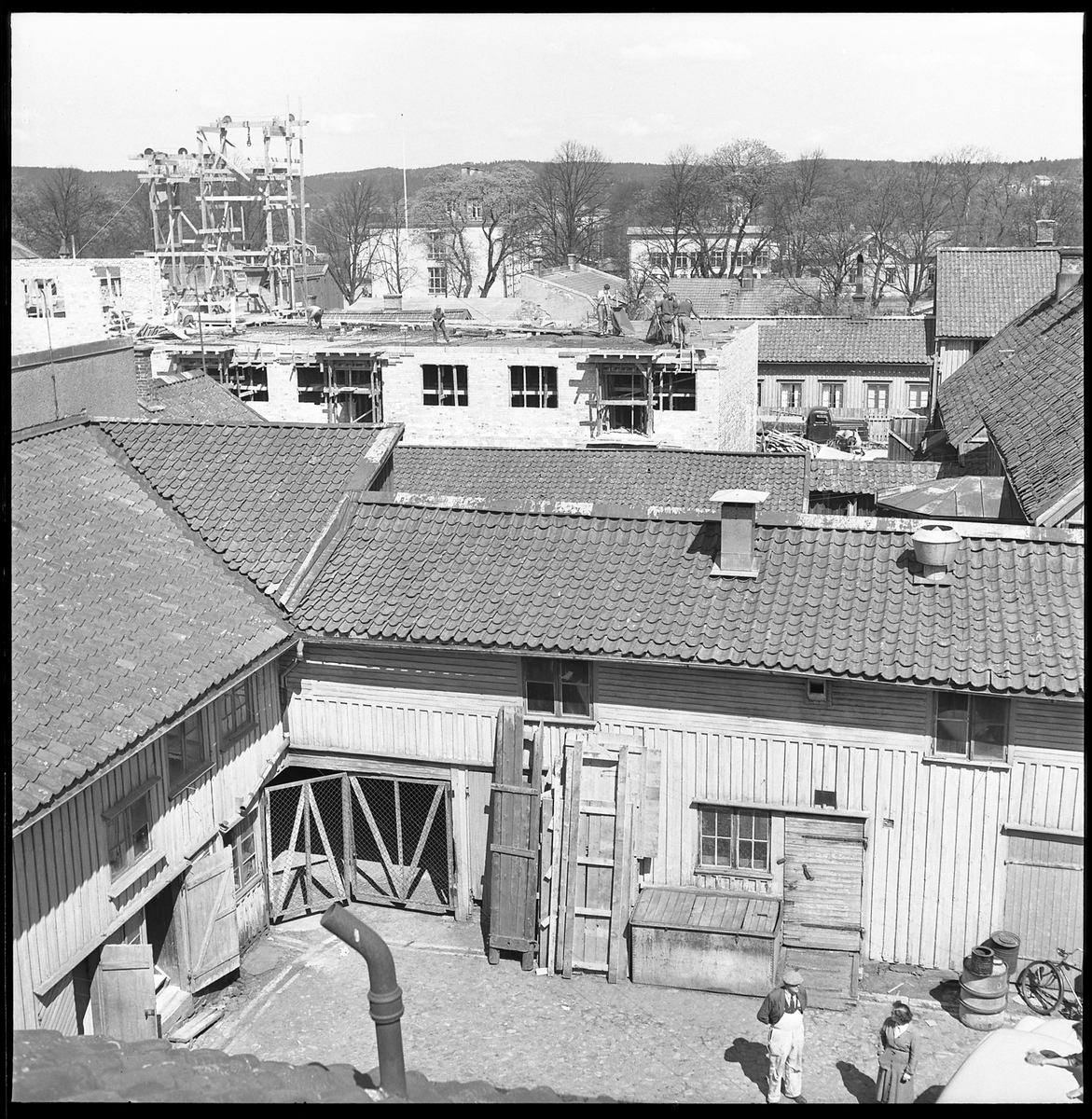 Tells gård i förgrunden mot ny fg mot Drottninggatan. 20 maj 1951. Kv Jägaren