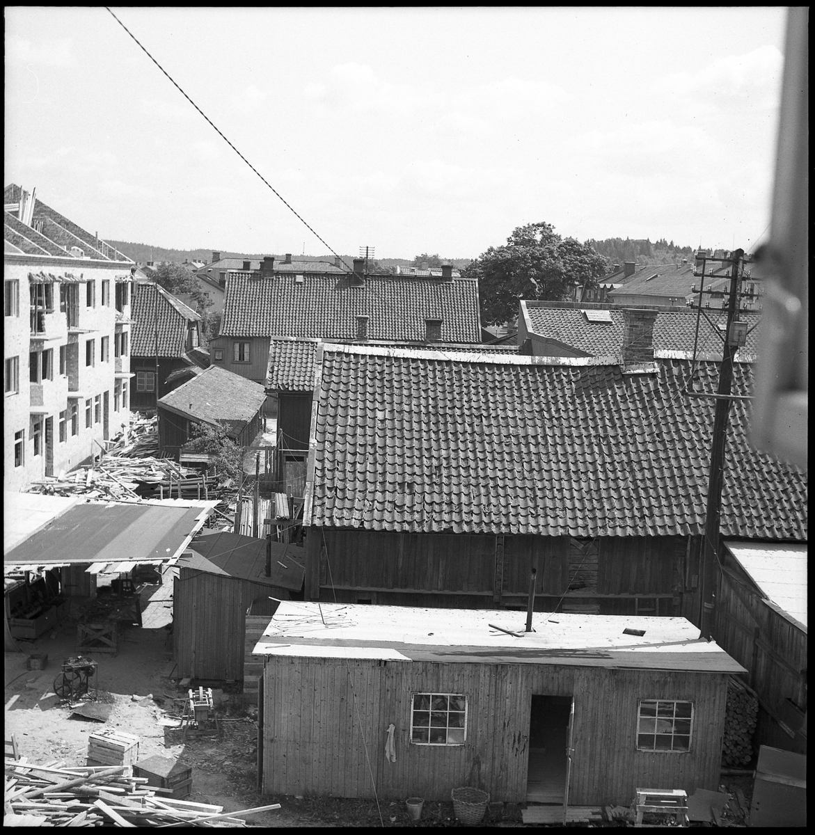 Bild tagen från Nygatan rakt över kv Jägaren, huset som håller på att byggas ligger utmed Drottninggatan. 27 juni 1951