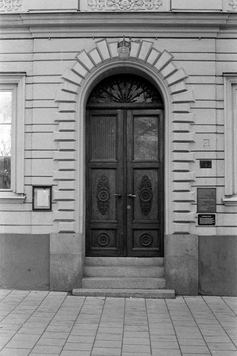 Exteriöra och interiöra bilder av Sundinska huset på Stora Gatan 42 i Västerås. Bilderna är tagna i samband med stadsbyggnadskontorets byggnadsminnesinventering under 1970-talets första hälft.