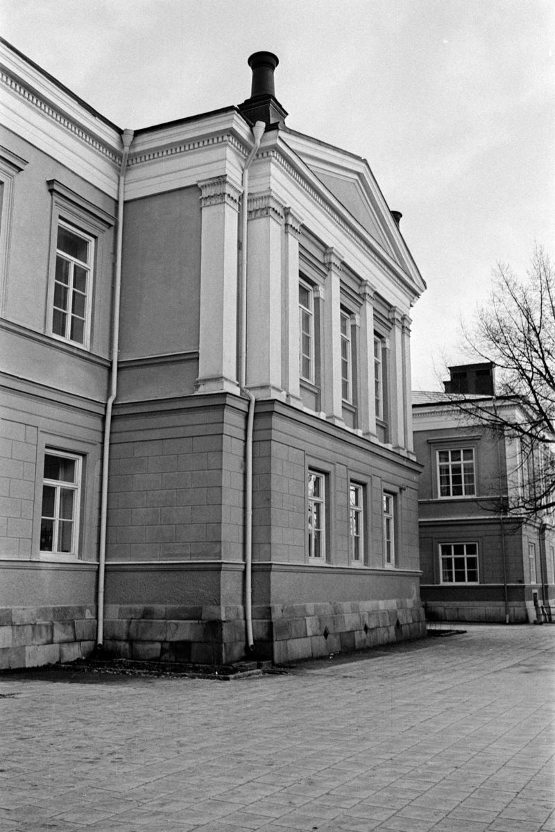 Exteriöra och interiöra bilder av Rudbeckianska skolan i Västerås. Bilderna är tagna i samband med stadsbyggnadskontorets byggnadsminnesinventering under 1970-talets första hälft.