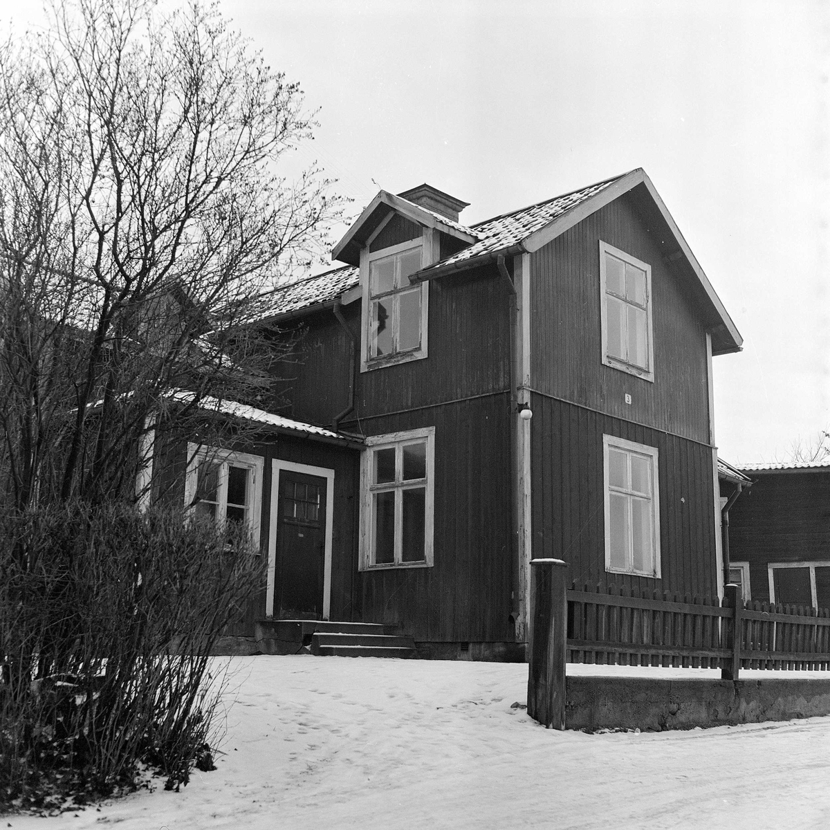 Ett av gårdens två bostadshus med infarten från Arbogagatan. Gårdens byggnader revs ca 1950 - 1953