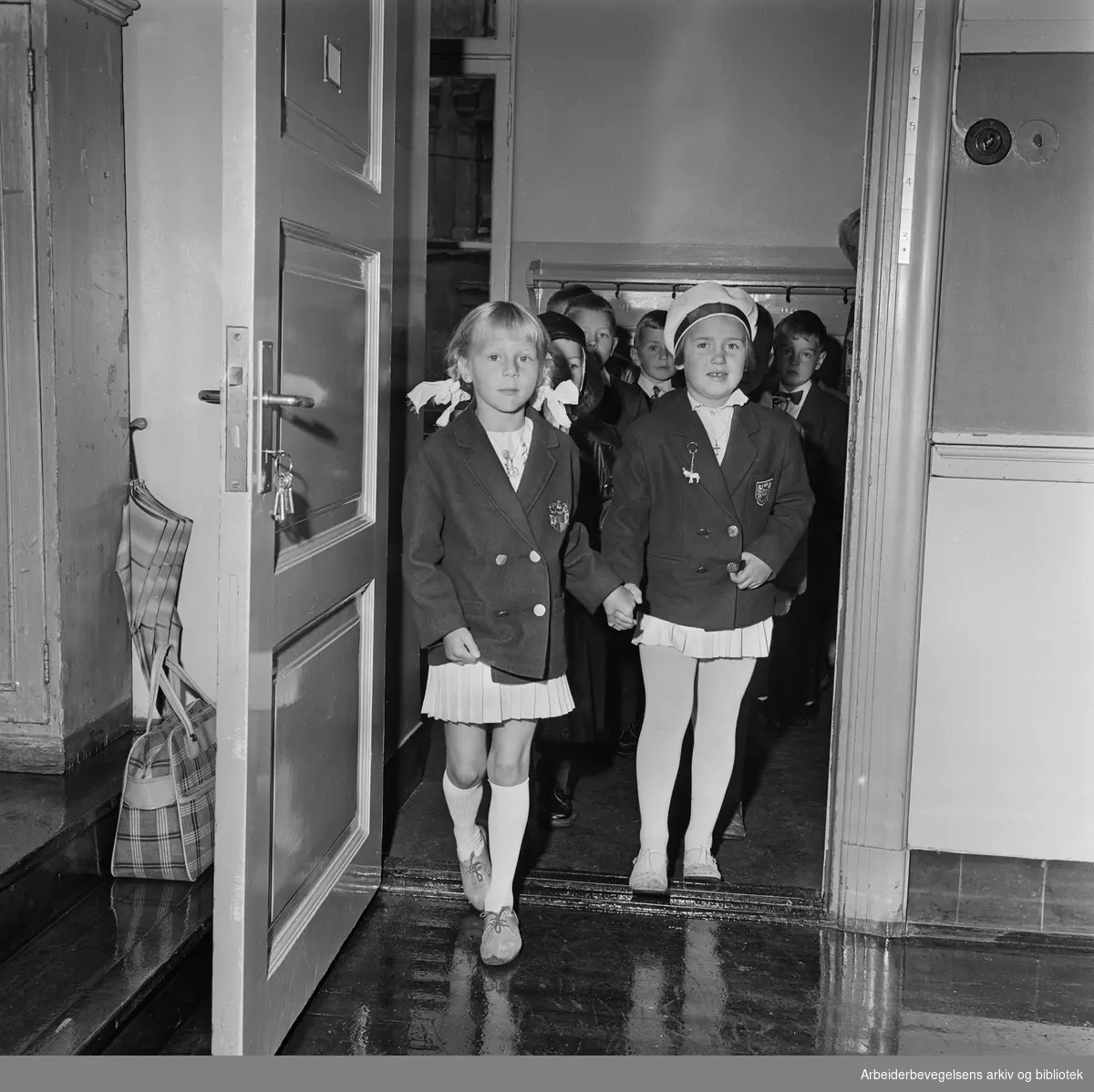 Eva Anita Andersen (til venstre) med ukjent klassevenninne. Første skoledag. Lilleborg skole. August 1962.