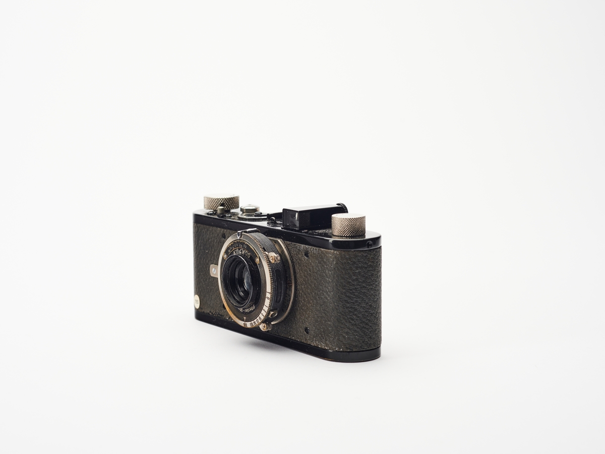 Leica I (B) Rim-set Compur er et 35 mm kamera, produsert av Leitz fra 1926-1929. 
Det første Leica-kamera, prototypen Ur-Lecia ble produsert i 1914, men ikke lansert før i 1923, grunnet første verdenskrig. Den første serien ble kalt 0-serie. På denne tiden var kameraene store, tunge og ofte vanskelig å håndtere. Oppfinner og fotograf Oskar Barnack (1879–1936) ved det tyske Ernst Leitz Optische Werke i Wetzlar, var både astmatiker og ivrig fjellklatrer og så derfor et behov for å lage et lettere og enklere kamera. Han klarte å kombinere et lite format med god optikk og konstruerte det som kom til å bli en av de mest populære kameraene gjennom tidene. Negativformatet var en doblet bildebredde på datidens vanlige kinofilm, som var 18 x 24 millimeter. Ved å bruke filmen horisontalt i stedet for vertikalt ble formatet til 24 x 36 millimeter. 
Ernst Leitz lanserte Leica 1 på vårmessen i Leipzig i 1924. Navnet Leica er en komibinasjon av av ordene «Leitz» og «Camera». Leica 1 ble tatt godt imot av både amatører og profesjonelle fotografene som Robert Capa, André Kertész og Henri Cartier-Bresson.