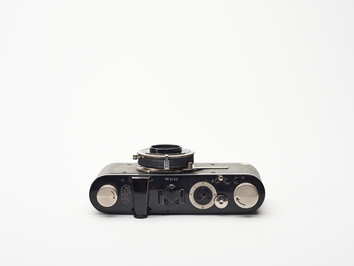 Leica I (B) Rim-set Compur er et 35 mm kamera, produsert av Leitz fra 1926-1929. 
Det første Leica-kamera, prototypen Ur-Lecia ble produsert i 1914, men ikke lansert før i 1923, grunnet første verdenskrig. Den første serien ble kalt 0-serie. På denne tiden var kameraene store, tunge og ofte vanskelig å håndtere. Oppfinner og fotograf Oskar Barnack (1879–1936) ved det tyske Ernst Leitz Optische Werke i Wetzlar, var både astmatiker og ivrig fjellklatrer og så derfor et behov for å lage et lettere og enklere kamera. Han klarte å kombinere et lite format med god optikk og konstruerte det som kom til å bli en av de mest populære kameraene gjennom tidene. Negativformatet var en doblet bildebredde på datidens vanlige kinofilm, som var 18 x 24 millimeter. Ved å bruke filmen horisontalt i stedet for vertikalt ble formatet til 24 x 36 millimeter. 
Ernst Leitz lanserte Leica 1 på vårmessen i Leipzig i 1924. Navnet Leica er en komibinasjon av av ordene «Leitz» og «Camera». Leica 1 ble tatt godt imot av både amatører og profesjonelle fotografene som Robert Capa, André Kertész og Henri Cartier-Bresson.