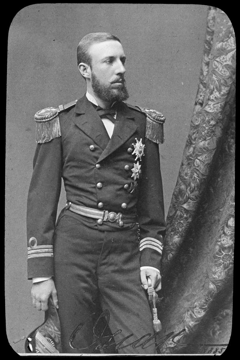 Bilden förställer ett porträtt av prins Oscar Bernadotte i kaptens uniformen.