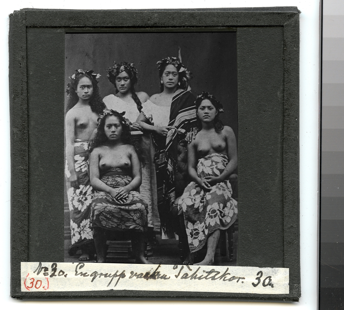 Bilden visar en grupp flickor på Tahiti med traditionella kläder och smycken.