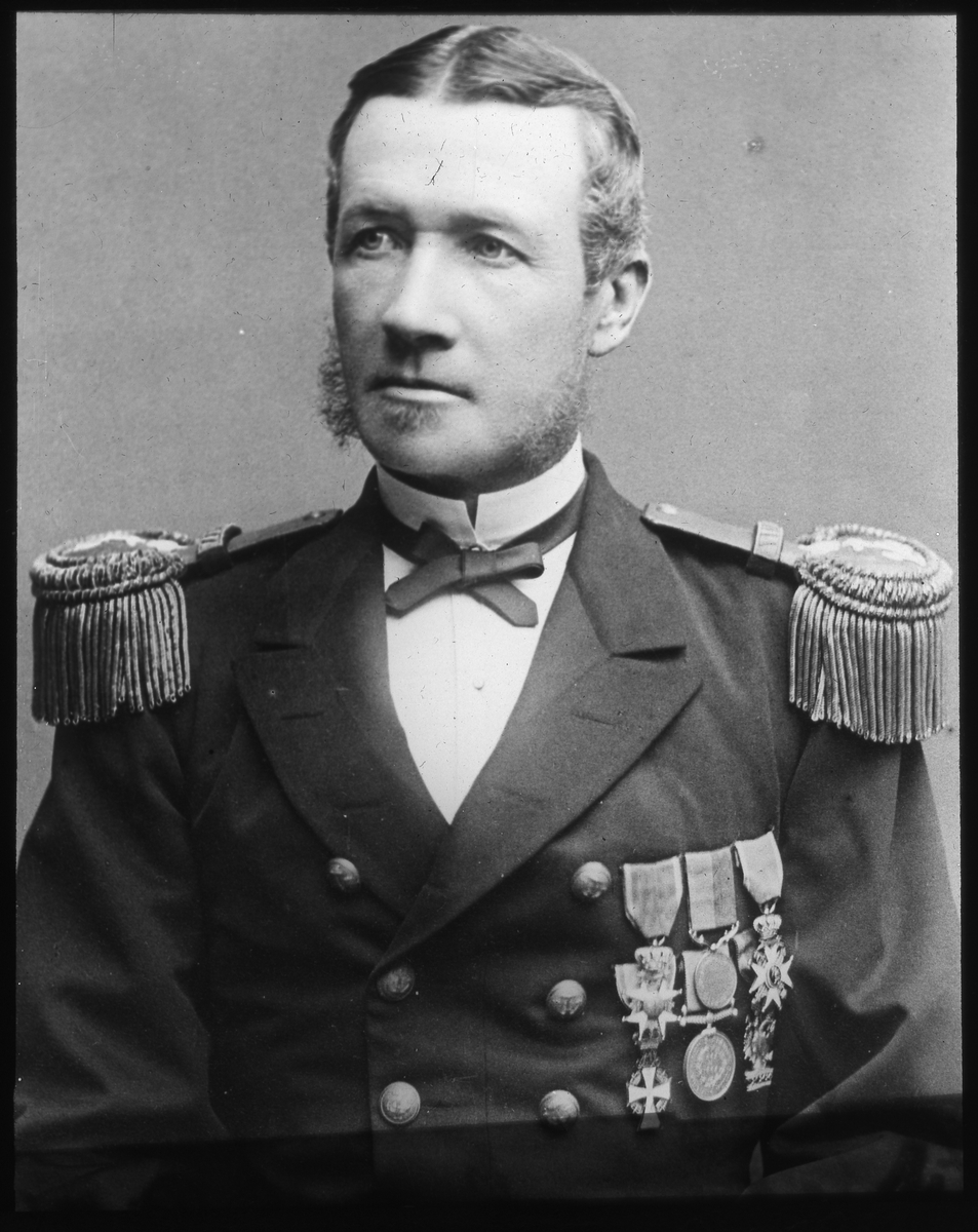 Bilden förställer ett porträtt av den senare amiral Klintberg som deltog i Vanadis världsomsegling som kapten.