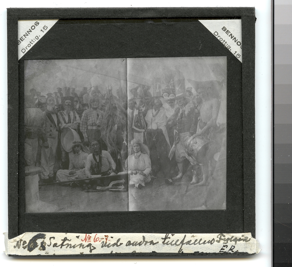 Bilden föreställer en grupp fantasifull utklädda sjömän som har samlats på däck inför neptunifesten ombord på pansarkryssaren Fylgia.