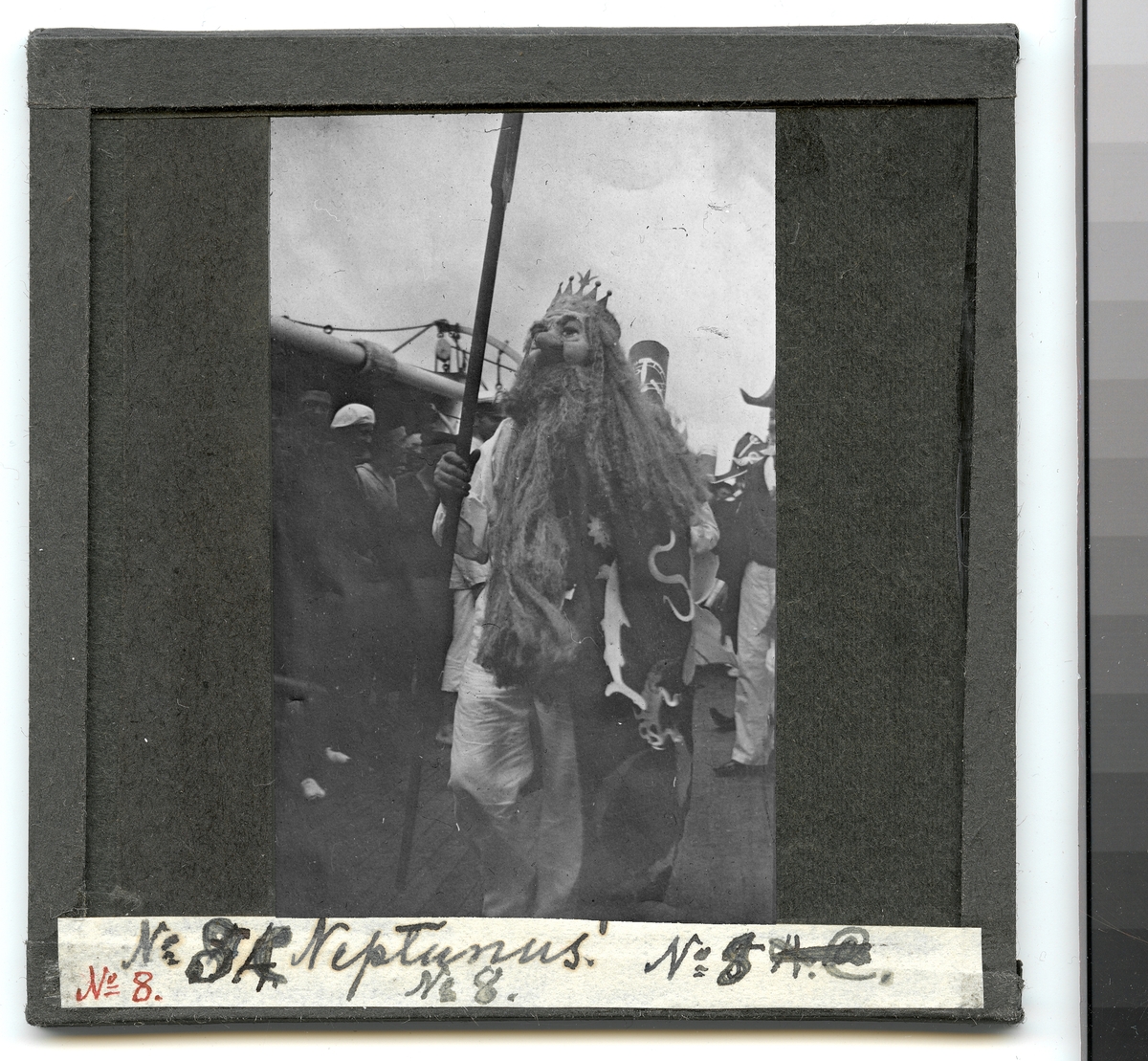 Bilden föreställer en fantasiful utklädd sjöman som spelar kung Neptunus inför neptunifesten ombord på pansarkryssaren Fylgia.