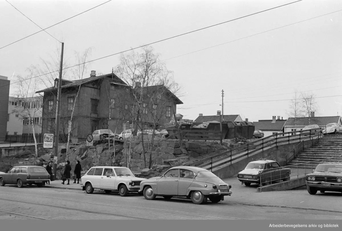 Trondheimsveien ved Rodeløkka. Saneringsområde. Desember 1976