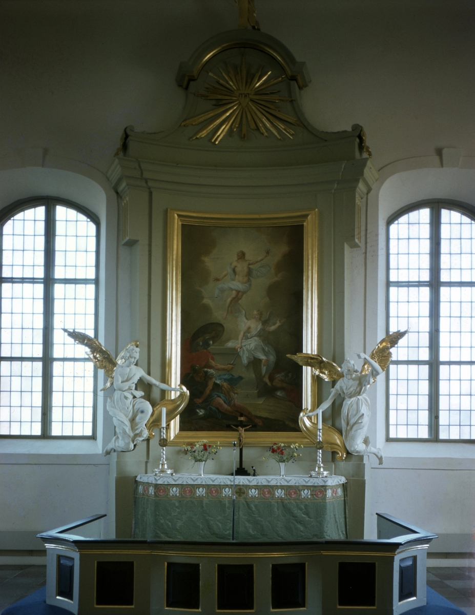 Interiör av Kimstad kyrka med altaruppsatsen i rokoko. Altartavlan är utförd av fransmannen Guillaume Thomas Taraval, som knutits till slottsbygget i Stockholm. Tavlan var därutav tänkt för det kungliga slottet men valdes bort och fick genom kontakter placering i Kimstad.