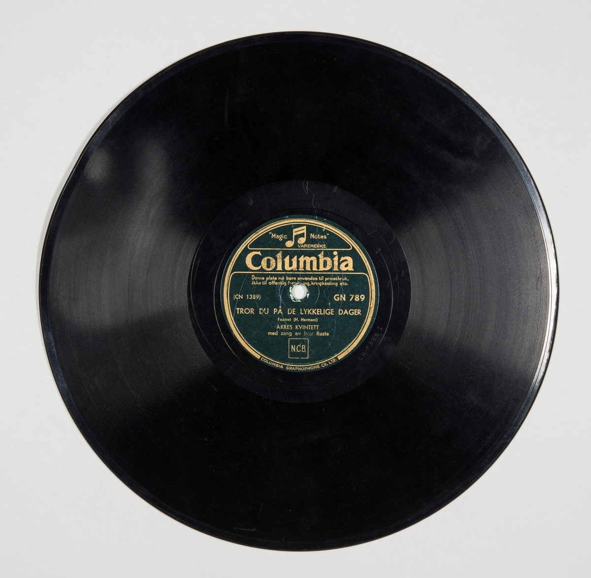 Grammofonplate fremstilt av skjellakk med plateomslag av papir.
