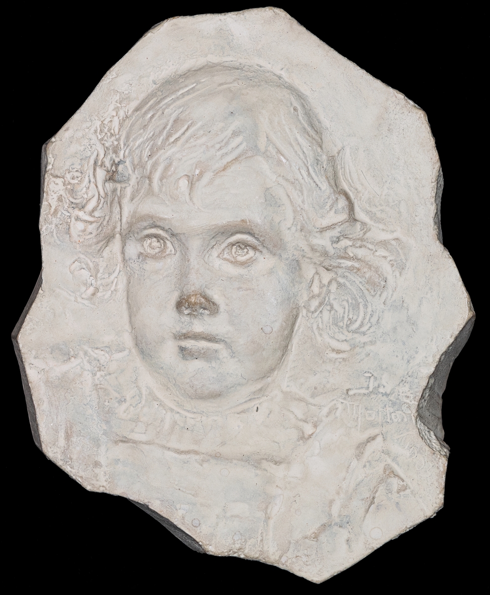 Relief i gips av Ida Matton, föreställer konstnärinnans brorsdotter Dorothy Matton (1901-1991), som barn.