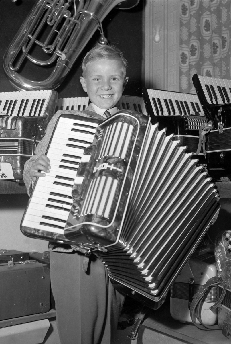 Henning Lervik med trekkspill han fikk i gave på 7-årsdagen av sin amerikanske tante Signe Lervik