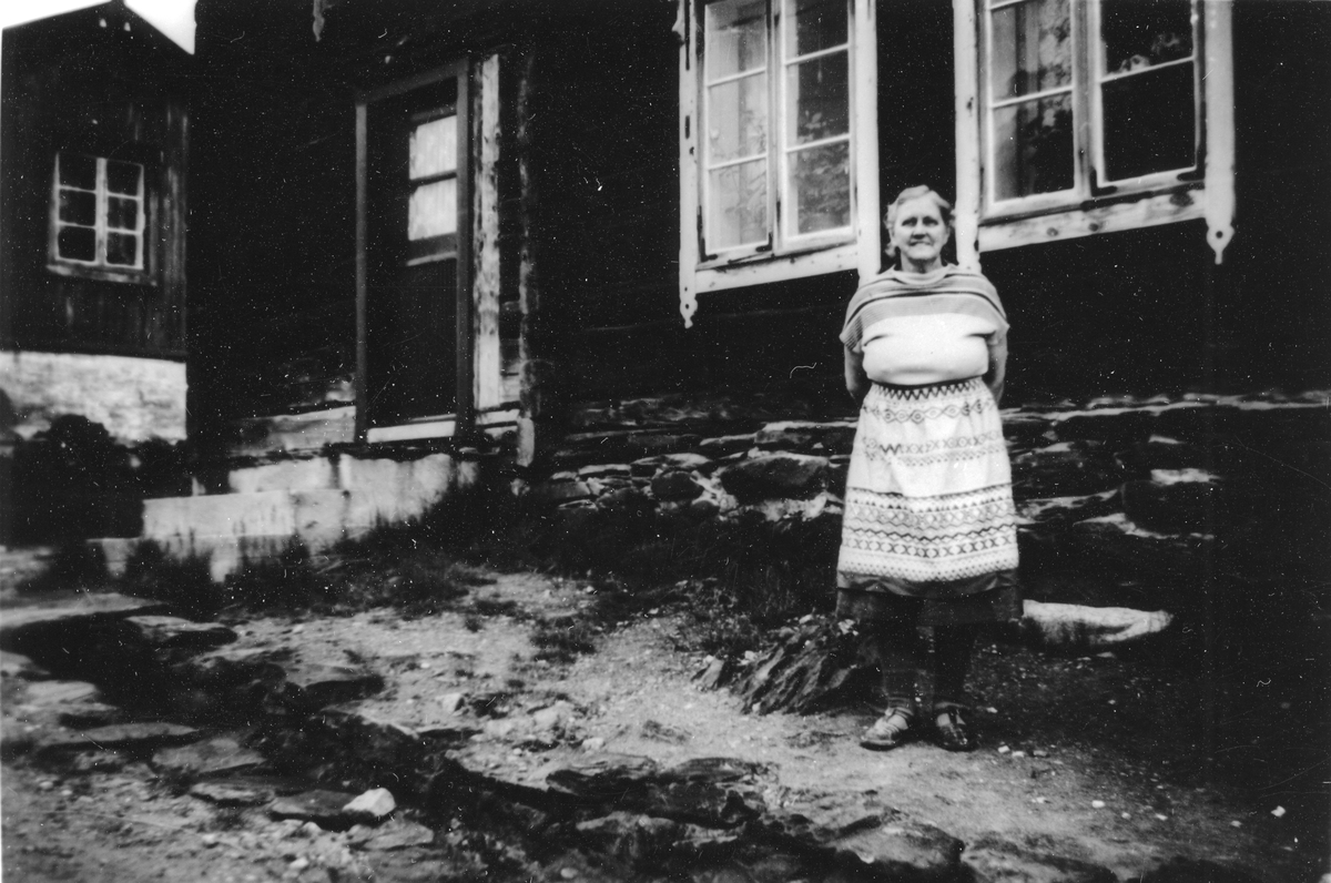 Klara Grøntvedt foran huset sitt i Spell-Olaveien på Røros