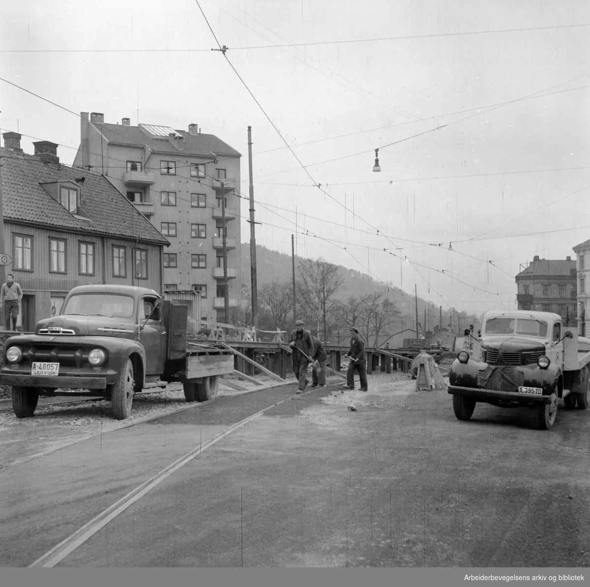 Galgeberg. Trikken på provisorisk bro. April 1957 .