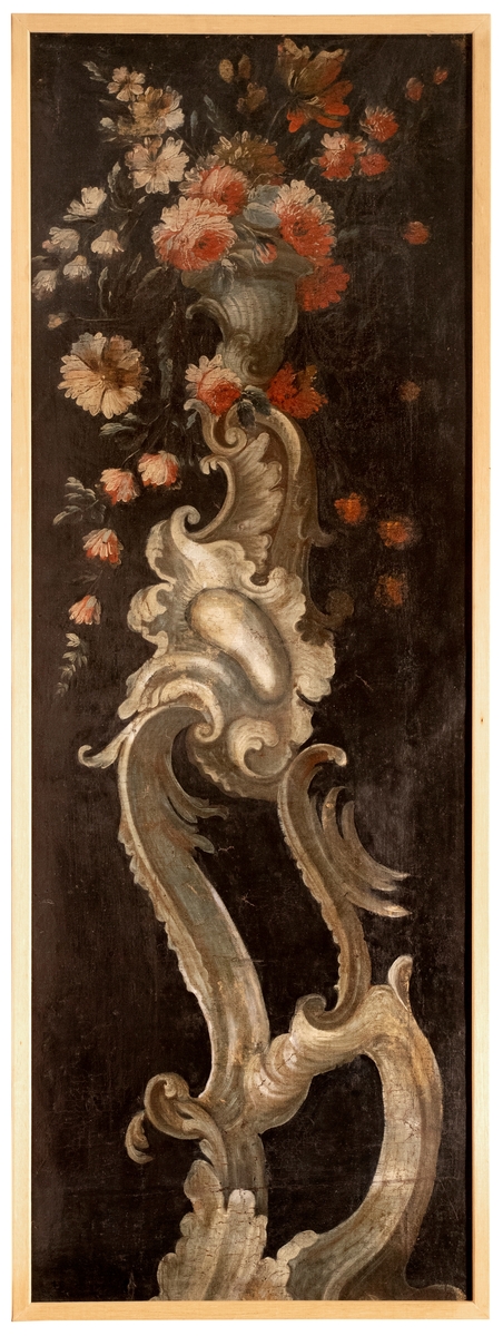 Tapetet er malt på lerret. Det viser dekorativ ornamentikk med rocailler og blomster: en snirklete rokokko-sokkel av marmor med blomster veltende ut av en urne.