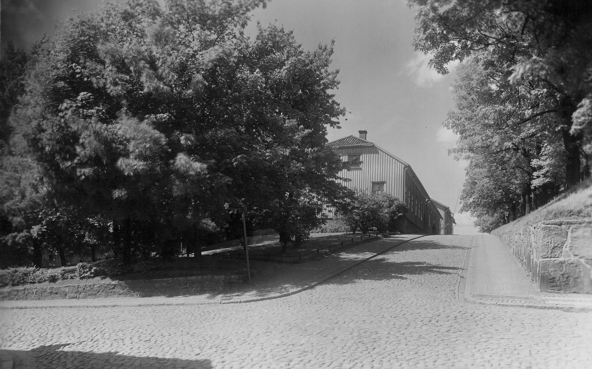 Stora Kyrkogatan västerut från Södra Kyrkogatan med kvarteret Capella i juni år 1932.