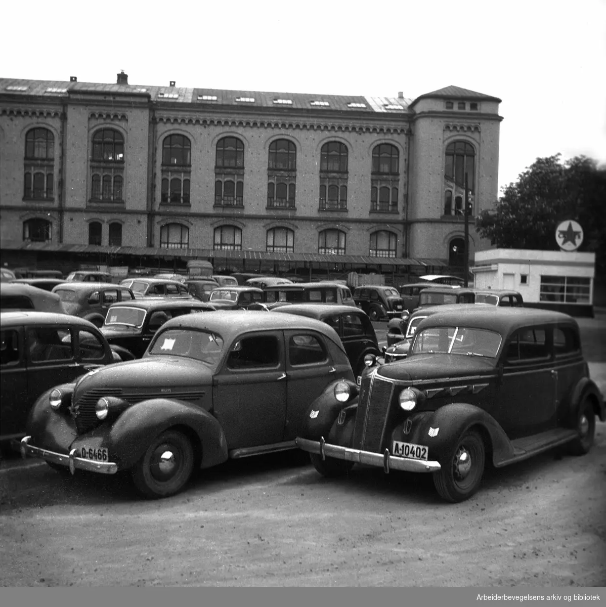Parkeringsplass på Tullinløkka. Mai 1948
