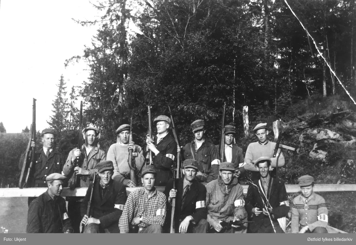 Hjemmefrontstyrker (HS) ved frigjøringa i Trøgstad 1945. Samme bilde som ØFB.1976-00165_01.