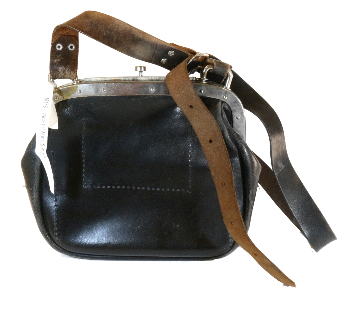 Läderväska med axelrem för sedel- och mynthantering använd vid biljettförsäljning. 3 innerfack med plats för myntinkast, 1 ytterfack som hålls fast med spänne.