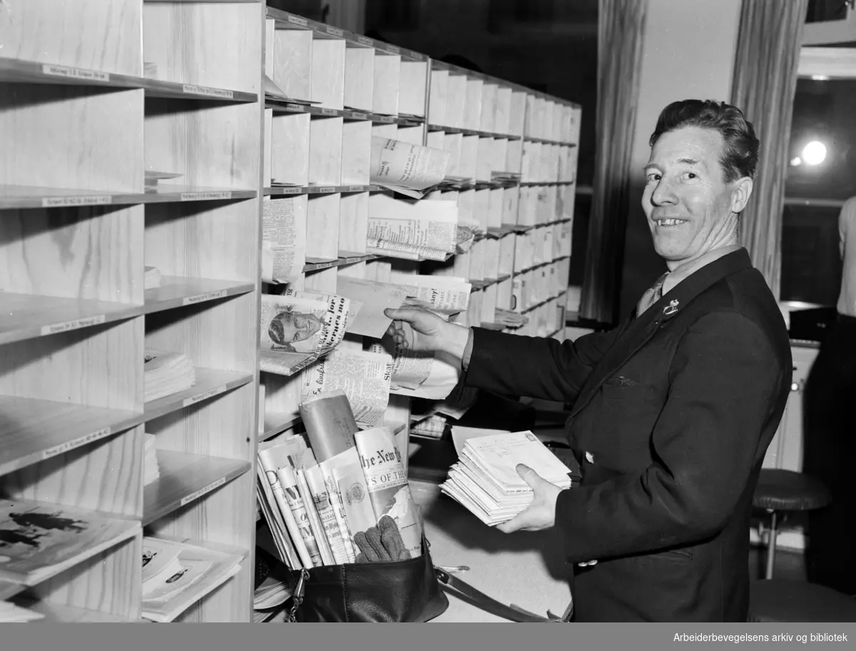 Postbud Jørgen Berg sorterer brev på det nyåpnede Majorstua postkontor i Kirkeveien. Februar 1956