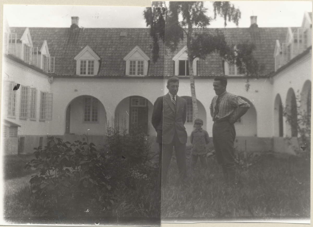 Fra gårdrommet på Falstad skolehjem (murbygget) på Ekne, trolig på 1930-tallet. Til høyre står Birger Falstad (f. 1899), mangeårig ansatt på skolehjemmet. Gutten kan være hans sønn Tore Falstad (f. 1934). Familien Falstad hadde i flere år leilighet i dette bygget.