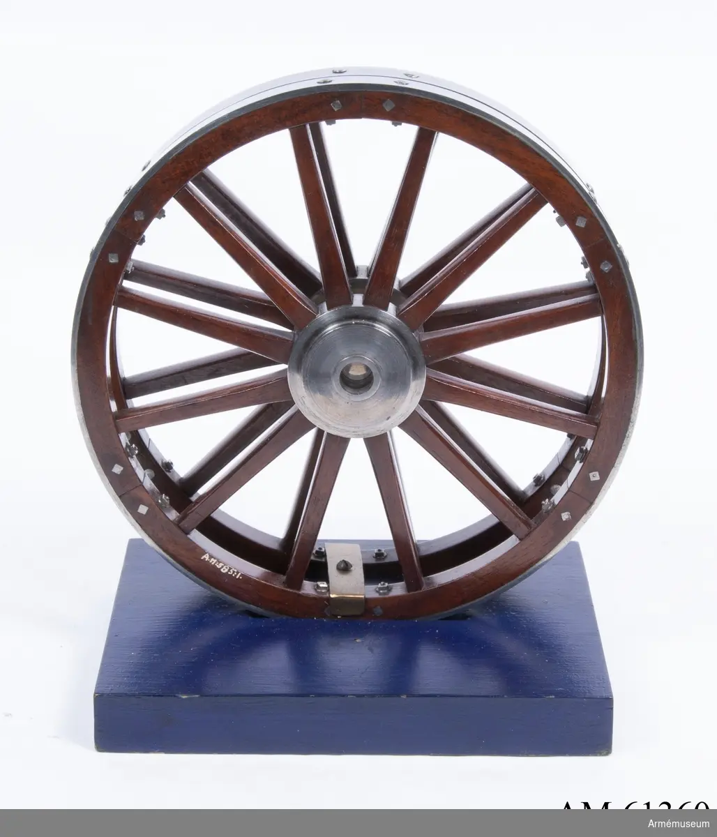 Grupp F I.
Skala 1/8.
Till modell av 23 cm framladdningsbombkanon m/1840. Kapten F A Spaks katalog 1888. Dylika hjul användes även till lavettage m/1846 för 23 cm slätborrade framladdningsbombkanoner.