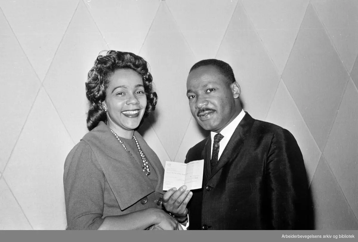 Martin Luther King jr sammen med sin kone, Coretta Scott King mottar Nobels fredspris i Oslo. Desember 1964