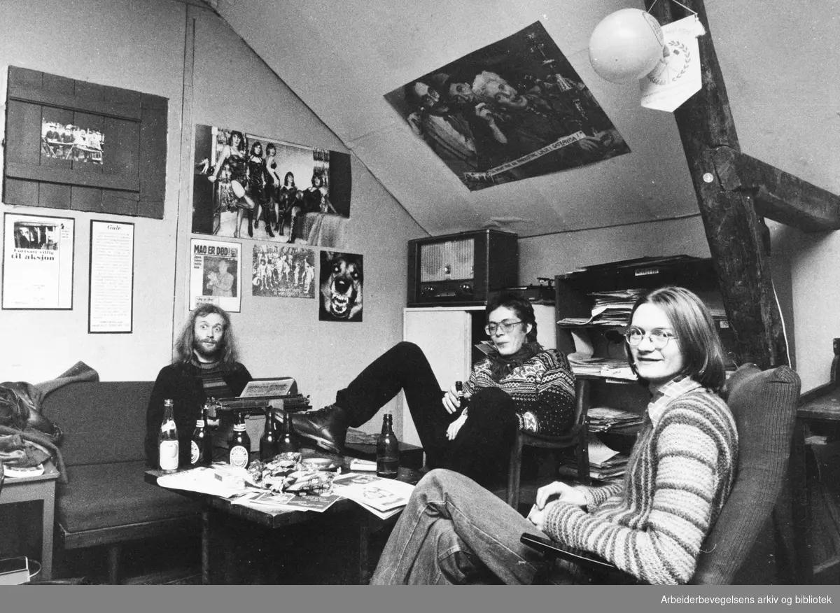 Arbeidskollektivet i Hjelms gate 3. Fra venstre; Helge Gaarder, Kjetil Wiedswang og Espen Aase i Gateavisas redaksjon. Februar 1978