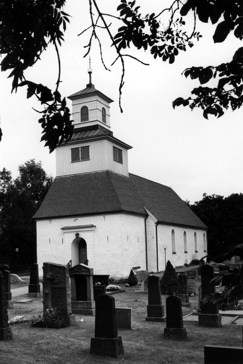 Rävinge sn.
Text till foto 1: Rävinge kyrka.
Text till foto 2: Rävinge kyrkas nuvarande exteriör.
