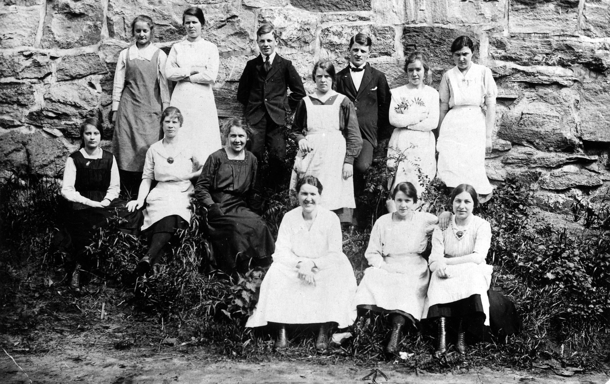 Gruppbild på personal från Alingsås Linnefabrik AB eller Seanders skjortfabrik. I mitten i raden längst fram sitter Edith Edholm.
