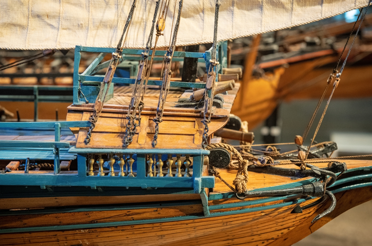 Modell av galär i Sjöhistoriska museets utställning Klart skepp. Detalj.