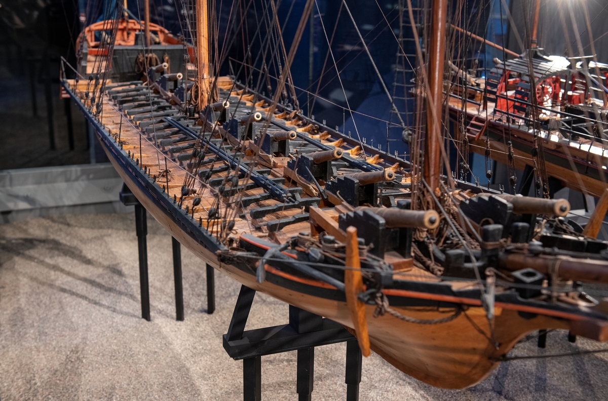 Modell av udemafartyget INGEBORG (1776) i Sjöhistoriska museets utställning Klart skepp. Detalj.