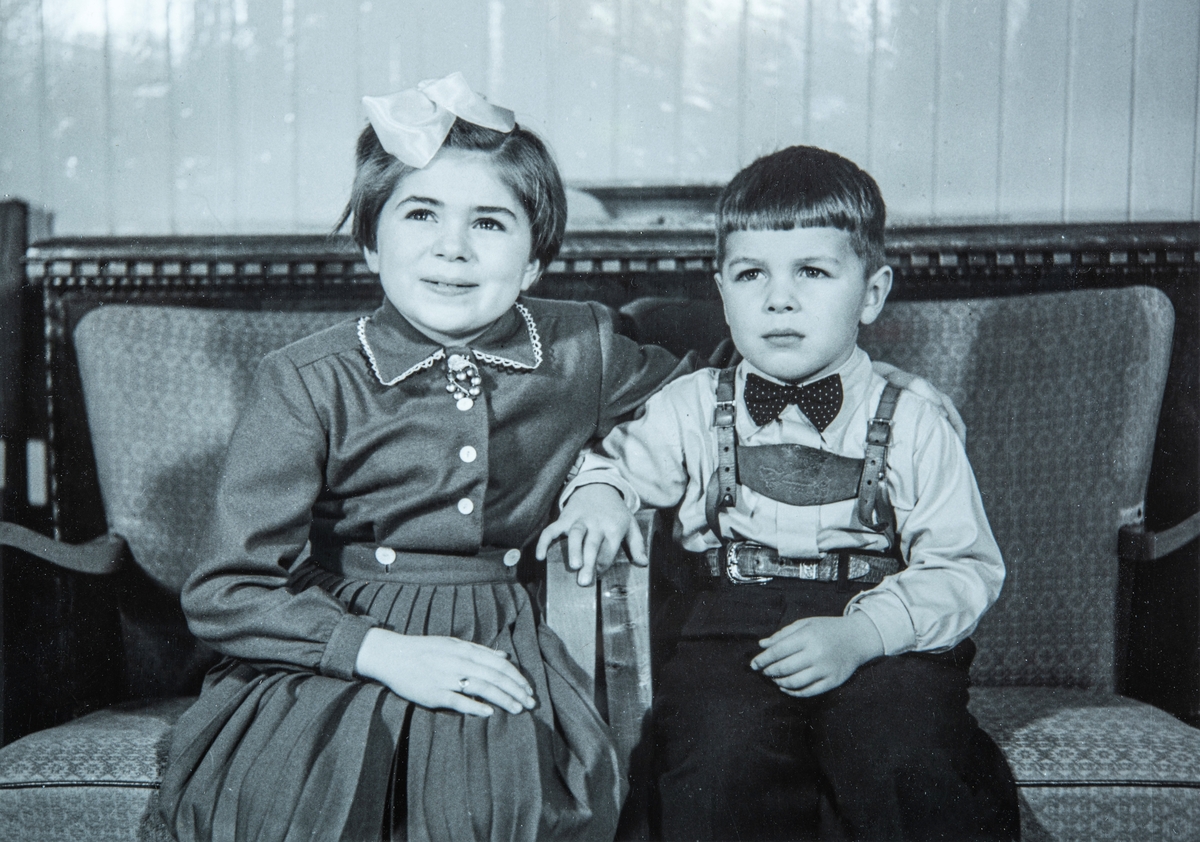Gr 2 barn, jente og gutt. Anne Synøve Antonsen (f 1945) og Harald Antonsen (f 1950) fra Sandvika i Ottestad.