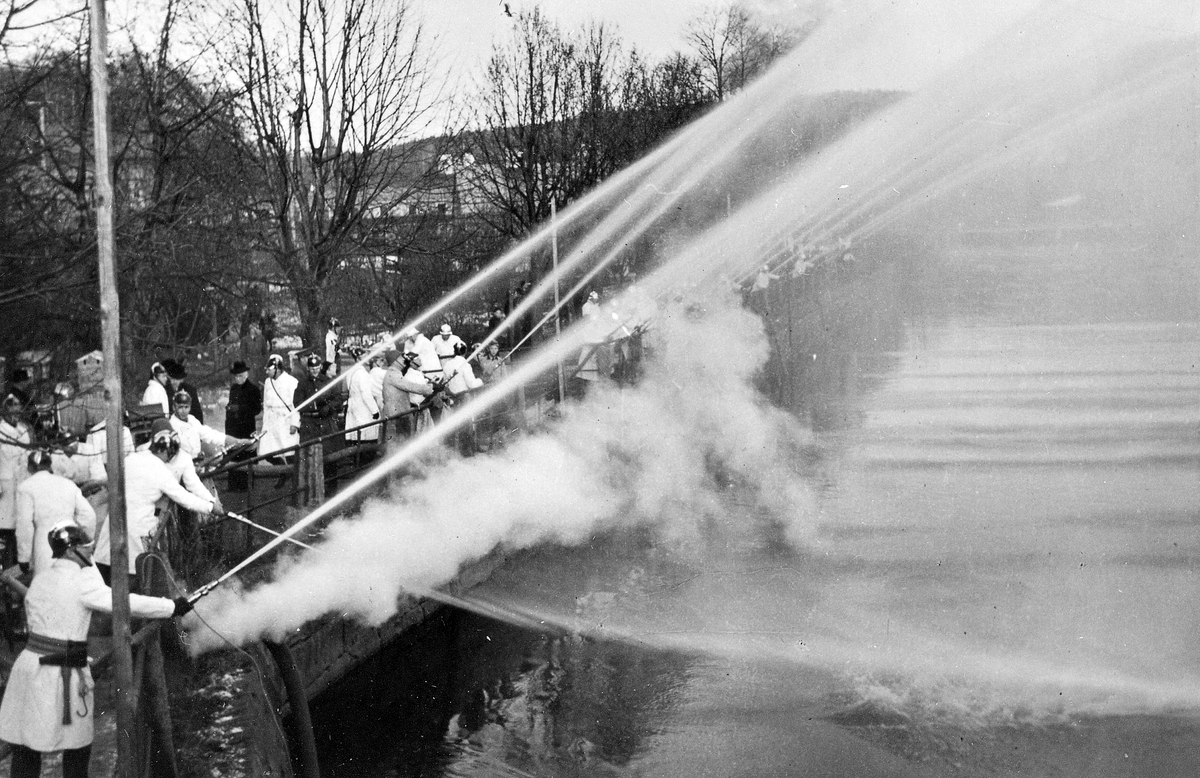 Oskarströms sn. Uppvisning av Oskarströms brandkår på Brandskyddets dag den 22 november, 1942.