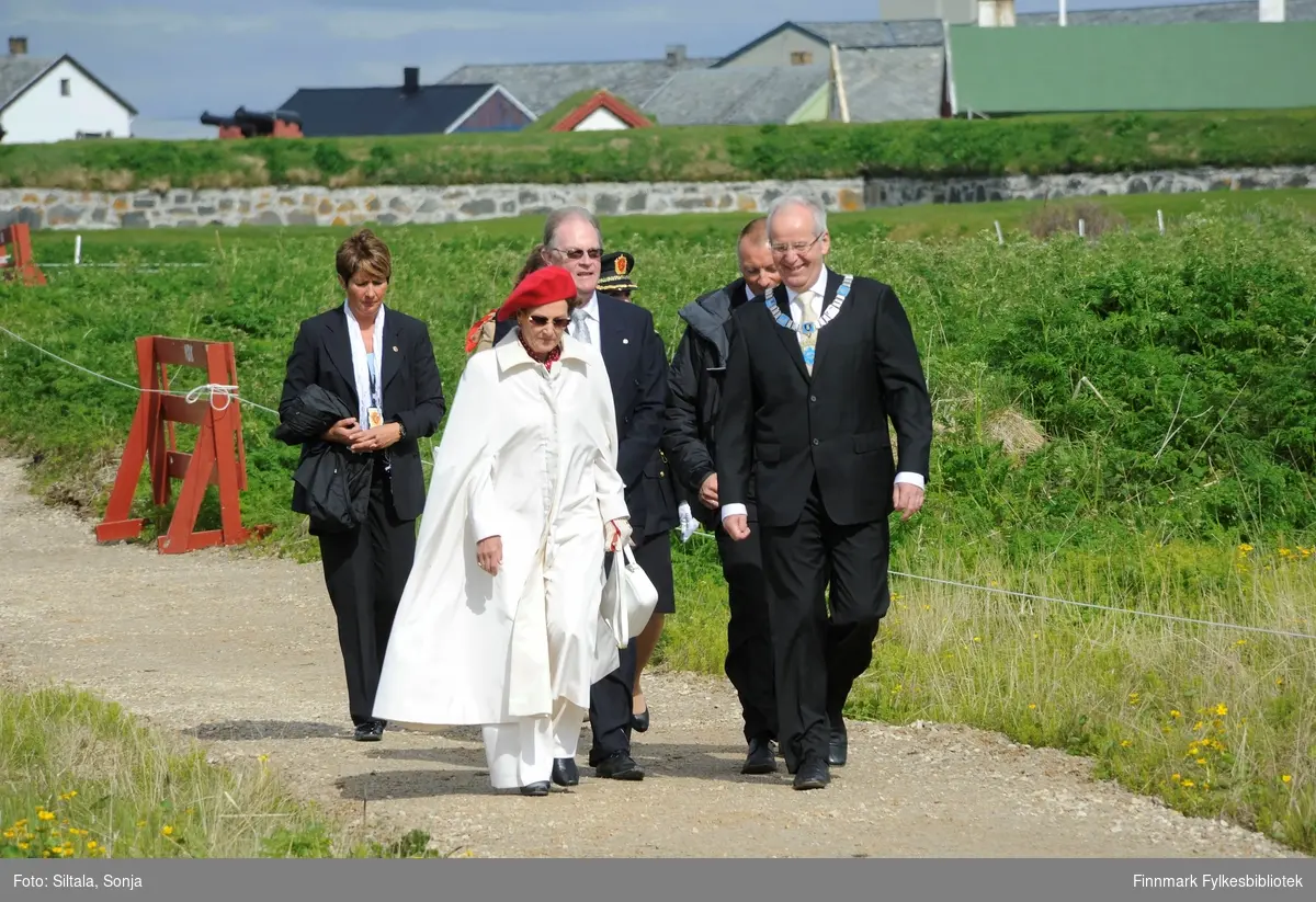 Minnesmerket på Steilneset i Vardø ble avduket på Sankthansaften, 23. juni i 2011 av HM Dronning Sonja. Ved siden dronningen (fra høyre) ser vi fylkesmannen Gunnar Kjønnøy og Vardø-ordfører Rolf E. Mortensen.